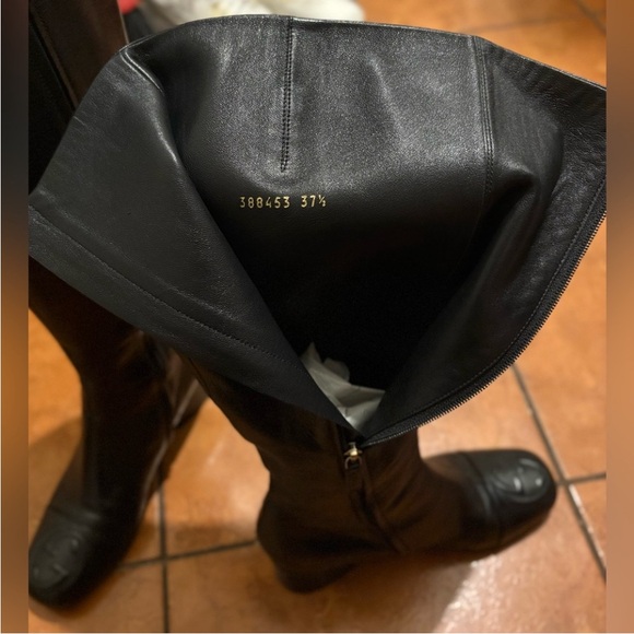 Gucci Black Leather Shoe with Gold Detail - Picture 7 of 16